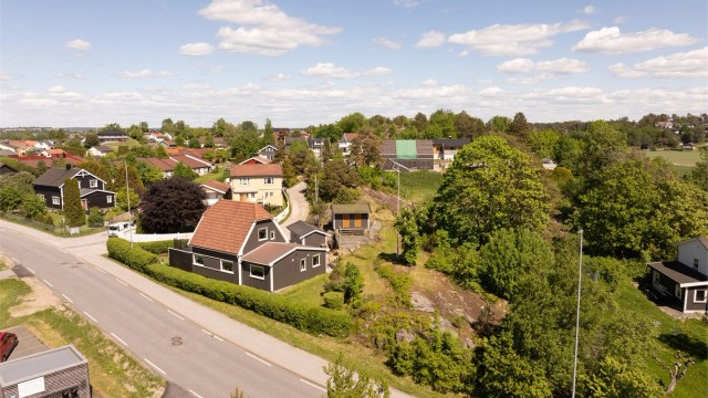 Solforholdene på tomten er meget gode, dagen gjennom.