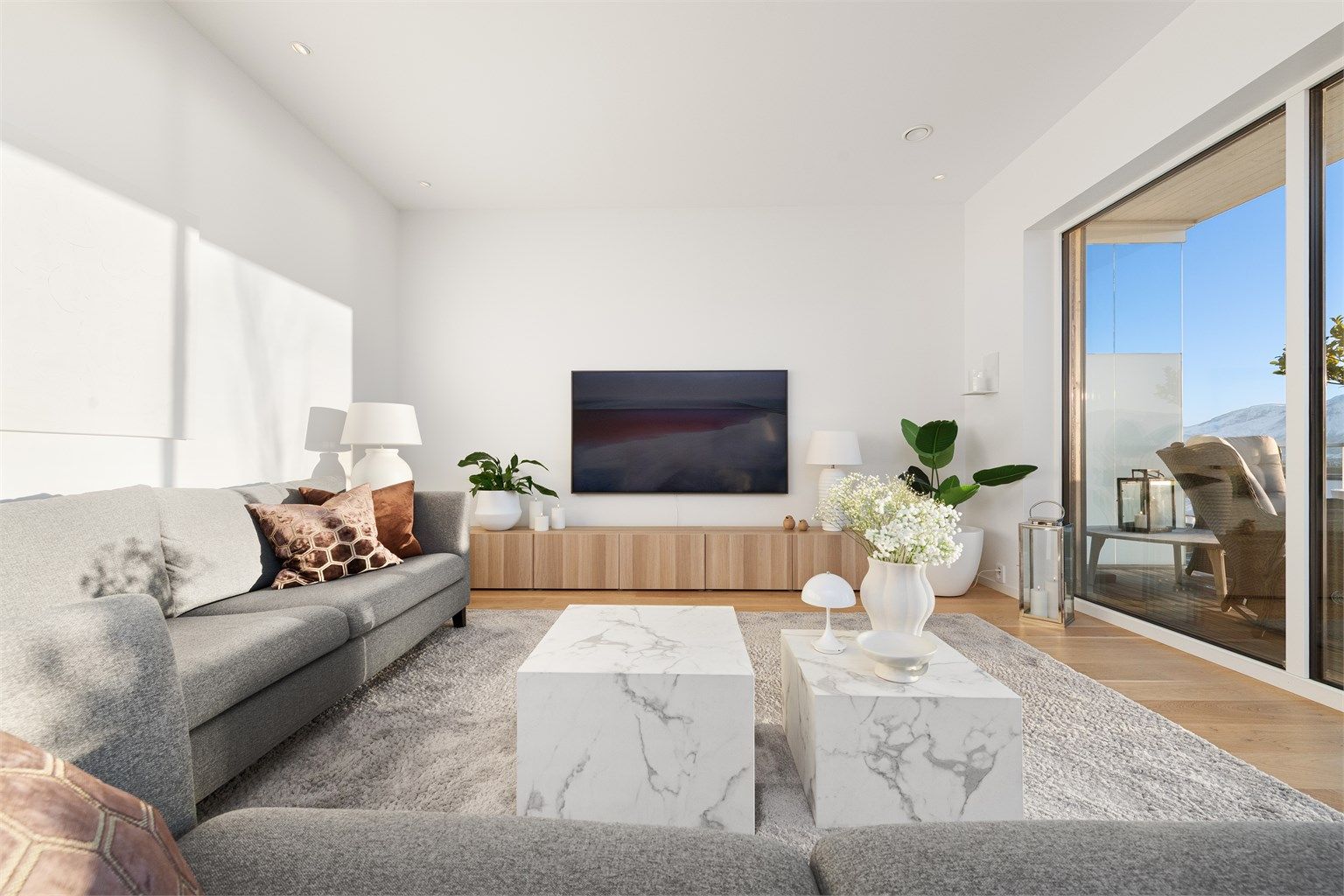 Lys og flott stue med god takhøyde