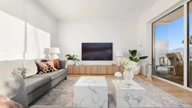 Lys og flott stue med god takhøyde