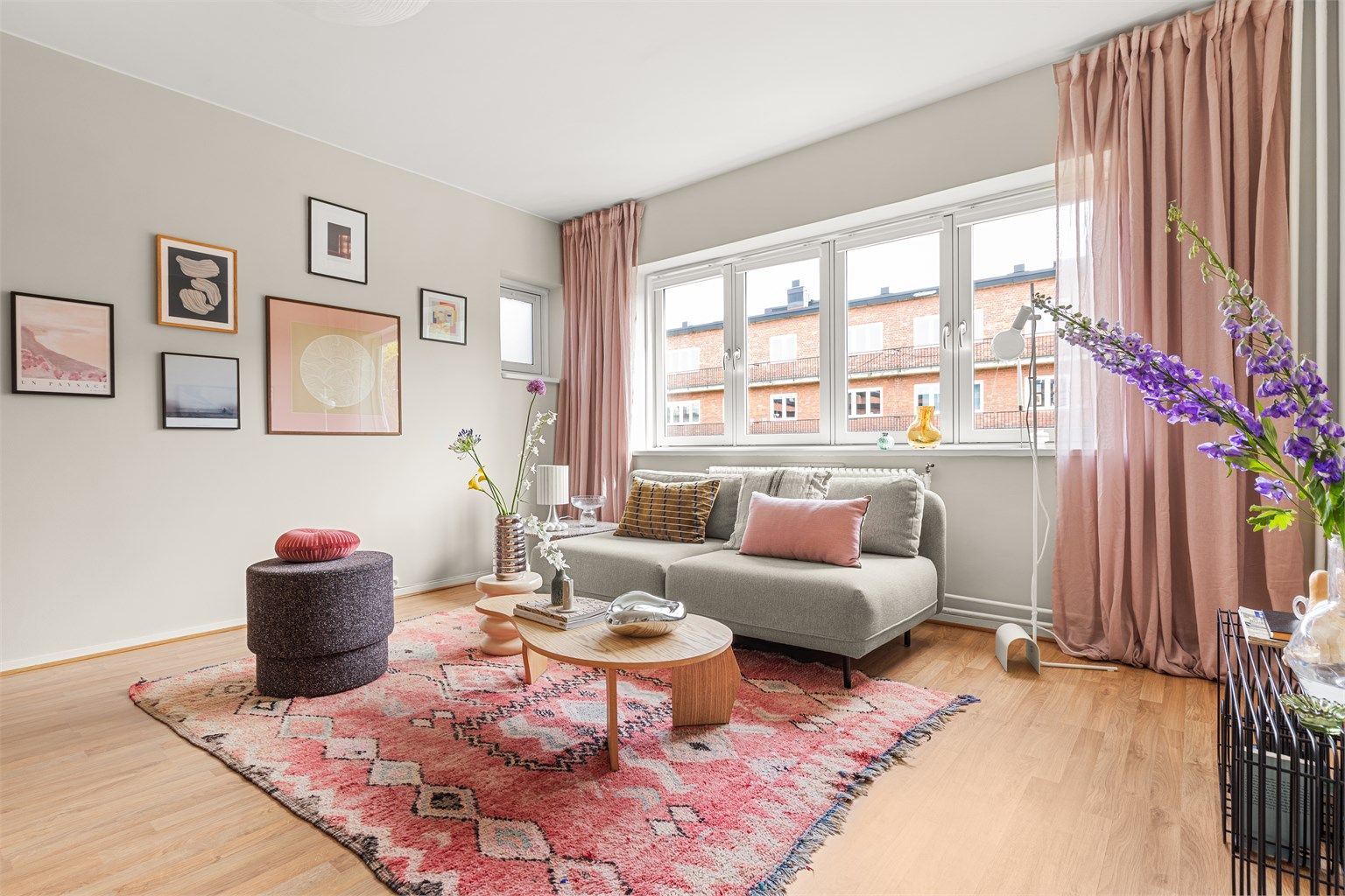 Krogsveen v/Simen Istre Grevskott har gleden av å presentere denne delikate og stilrene 2-roms selveierleiligheten.