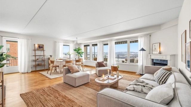 Stor og luftig stue med flere møbleringsmuligheter. Her er det også installert en gasspeis som gir både varme og hygge.