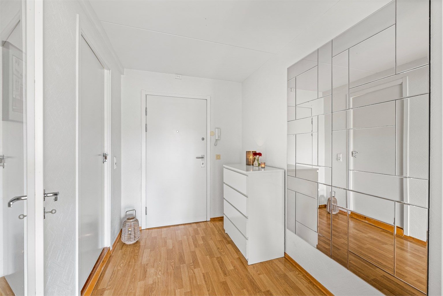 Entréen har porttelefon og har plass til å sette inn garderobeløsning. En ekstern bod på 5 m² ligger praktisk til i samme etasje.