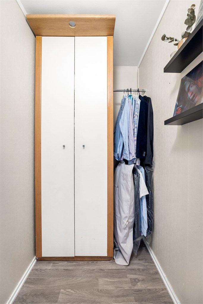 Bod med plass til oppbevaring