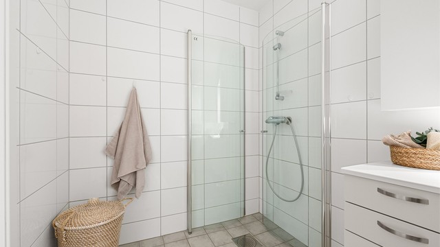 Dusjhjørne med innfellbare dører gir en arealeffektiv løsning.