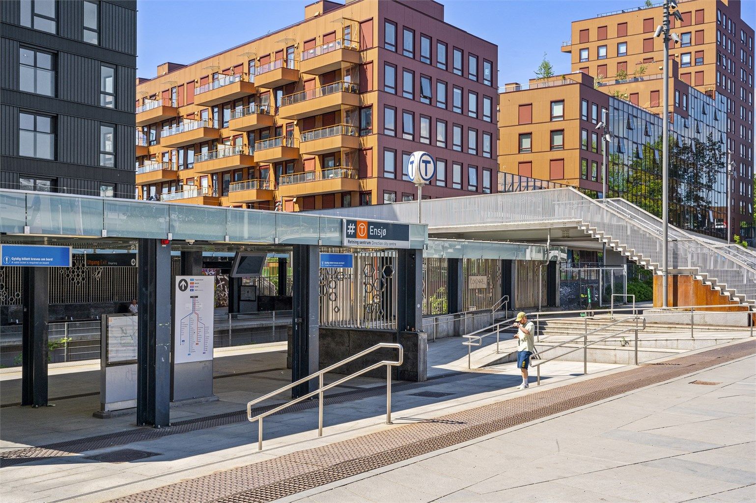 Fra Ensjø Torg går t-banen hyppig med linje 1, 2, 3 og 4. Kun et par stopp så er du i Oslo sentrum