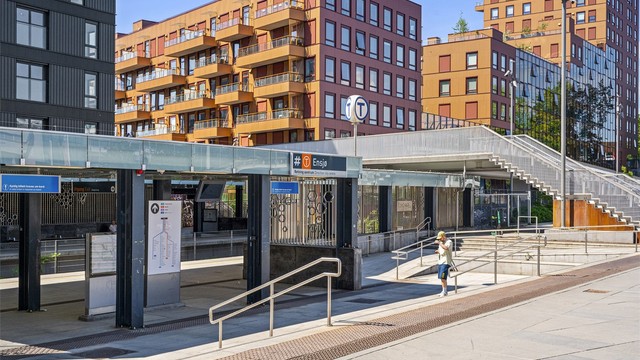 Fra Ensjø Torg går t-banen hyppig med linje 1, 2, 3 og 4. Kun et par stopp så er du i Oslo sentrum