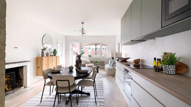 Boligen byr på hele 3 soverom, 2 flislagte bad og to oppholdsrom – perfekt for både familier og de som ønsker fleksible løsninger.