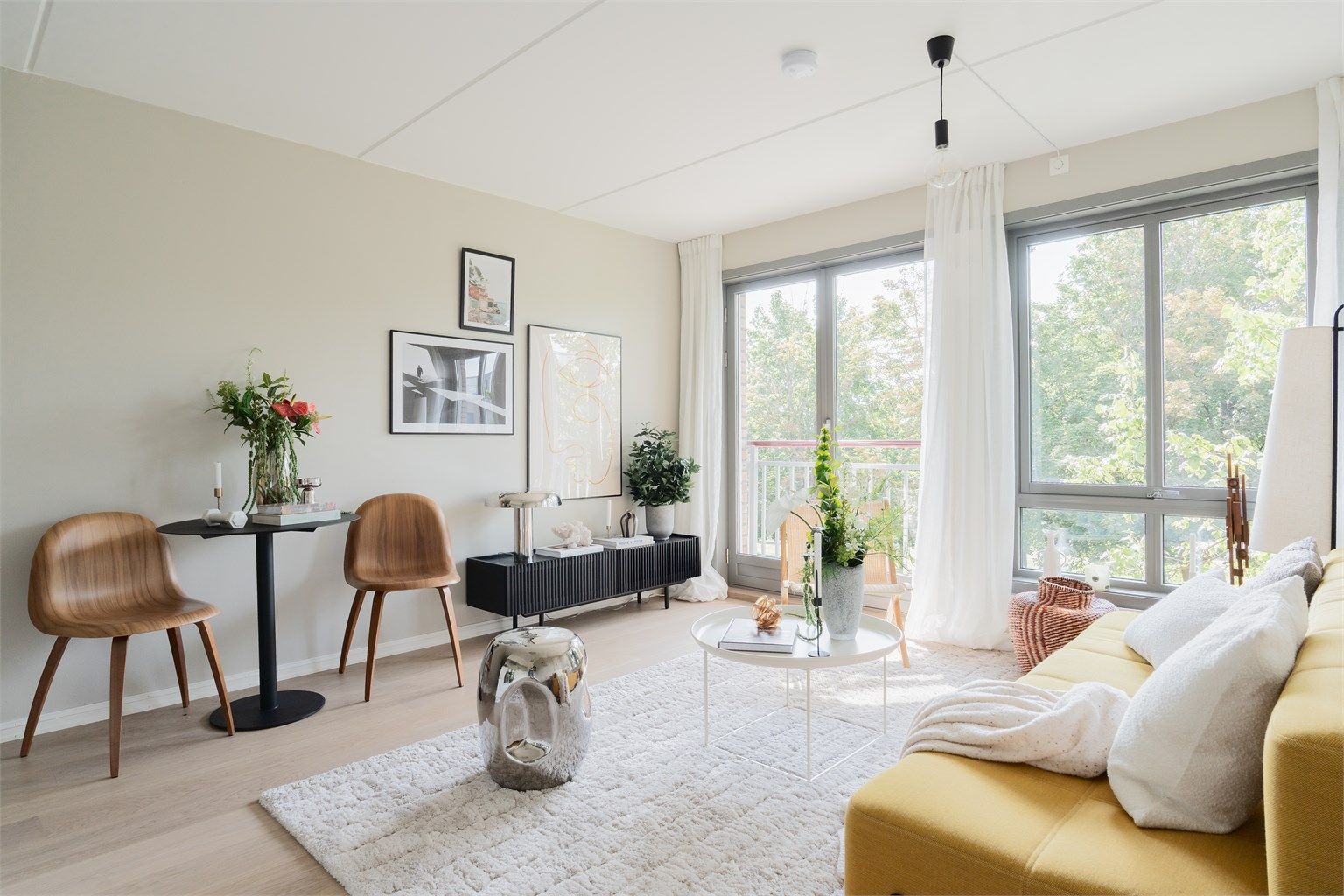 Stuen er romslig med god planløsning og kan enkelt innredes med en hyggelig sofagruppe med tilhørende sofabord og annet ønskelig stuemøblement.