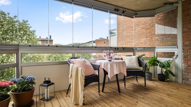 Innglasset balkong har glassfelter som kan åpnes