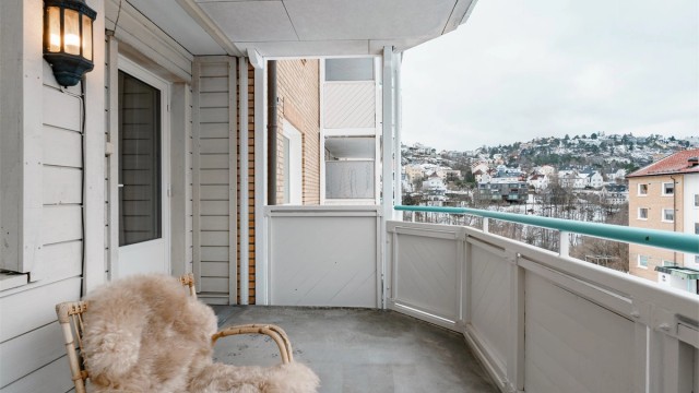 På balkongen sitter man høyt og fritt så og si uten innsyn. Her er det god plass til en sittegruppe for å nyte utelivet.