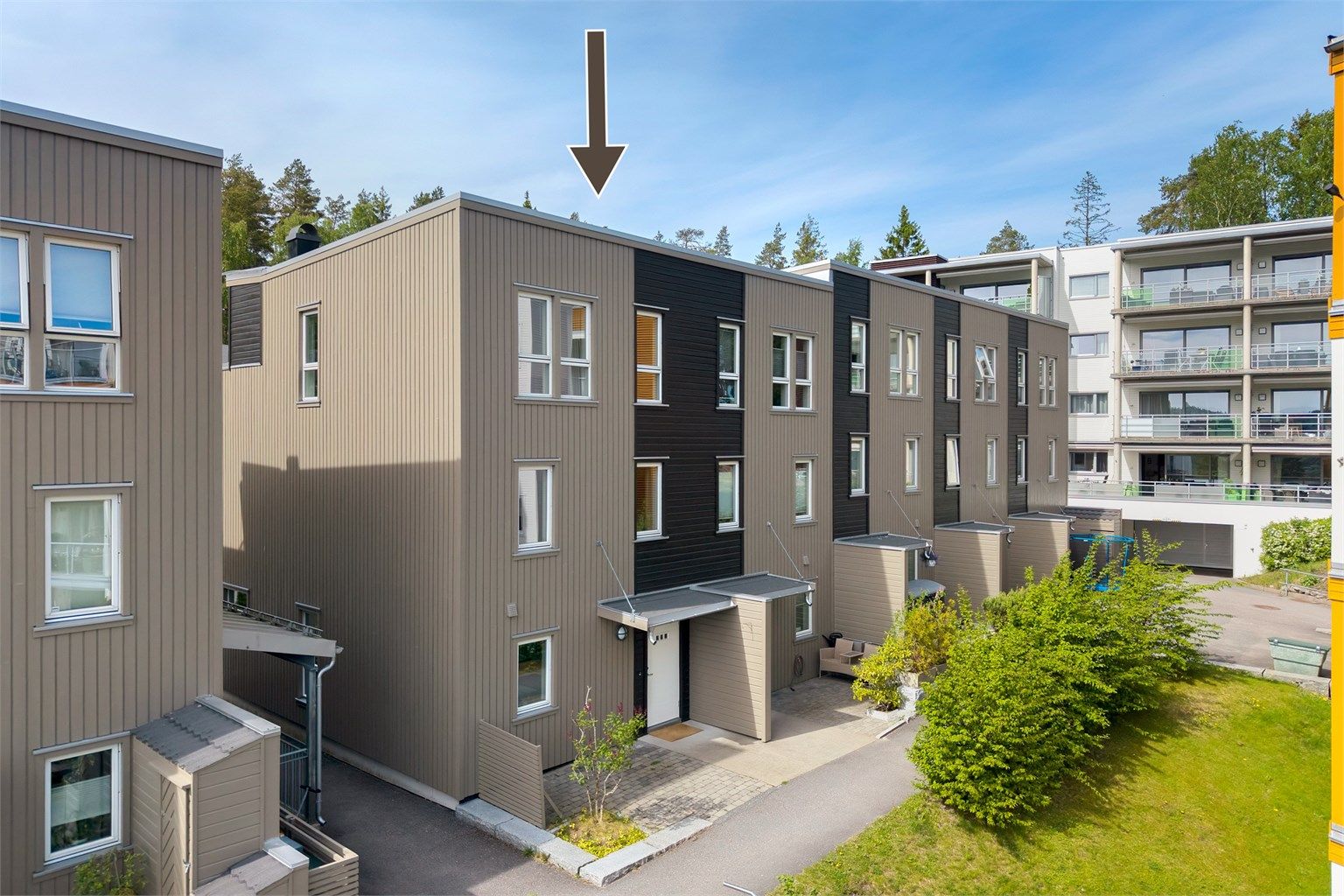 Boligen har et hyggelig inngangsparti med plass til cafébord og stoler. 