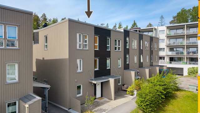 Boligen har et hyggelig inngangsparti med plass til cafébord og stoler.