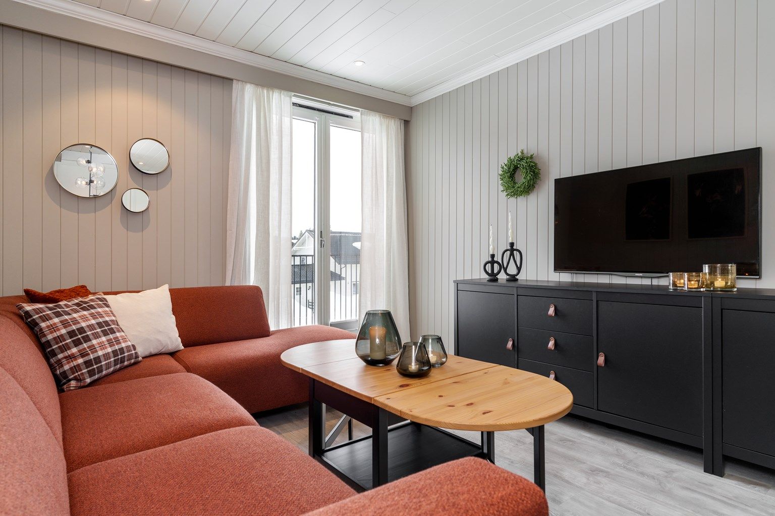 Både stuen og soverommet kan åpnes mot fransk balkong.