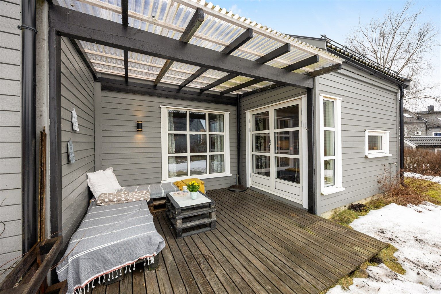 Terrassen på 12 m² har utgang fra stuen og er delvis overbygget.