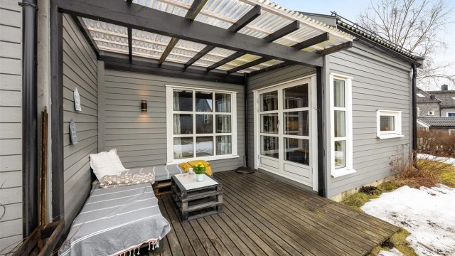 Terrassen på 12 m² har utgang fra stuen og er delvis overbygget.