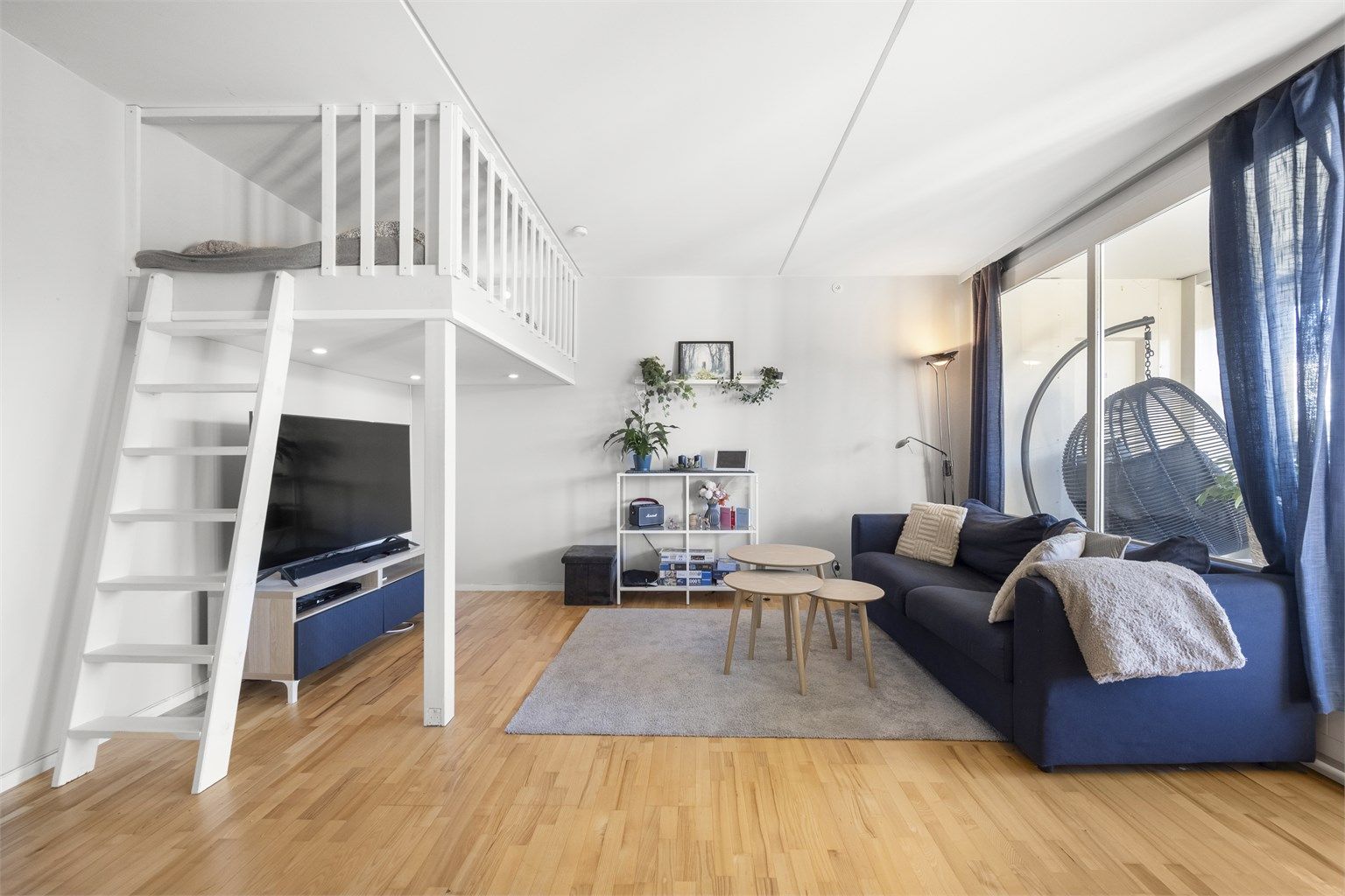 Stuen er romslig og kan enkelt innredes med sofa, tilhørende salongbord, tv-seksjon og spisebord. 