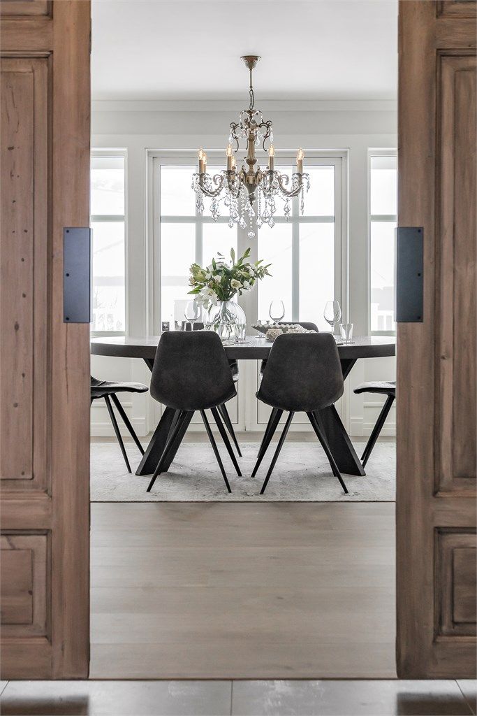 Balansert ventilasjon med varmegjenvinning i boligen.