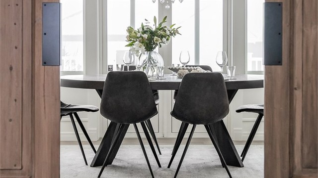 Balansert ventilasjon med varmegjenvinning i boligen.