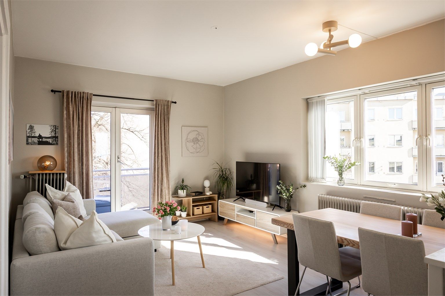 Velkommen til Olaf Schous vei 11 - Presentert av Eiendomsmegler Krogsveen v/Blenor Hadergjonaj! Foto: Anne Andersen.