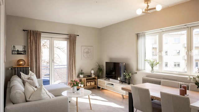 Velkommen til Olaf Schous vei 11 - Presentert av Eiendomsmegler Krogsveen v/Blenor Hadergjonaj! Foto: Anne Andersen.