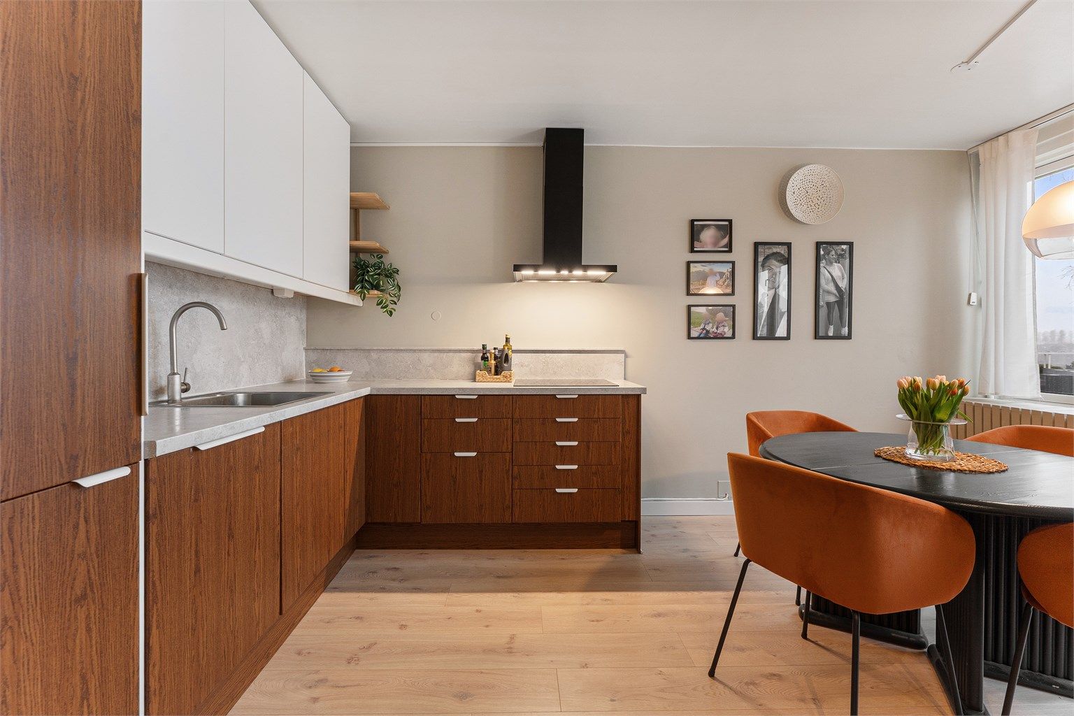 Kjøkkenet har integrert platetopp, stekeovn, oppvaskmaskin og kjøleskap med fryser