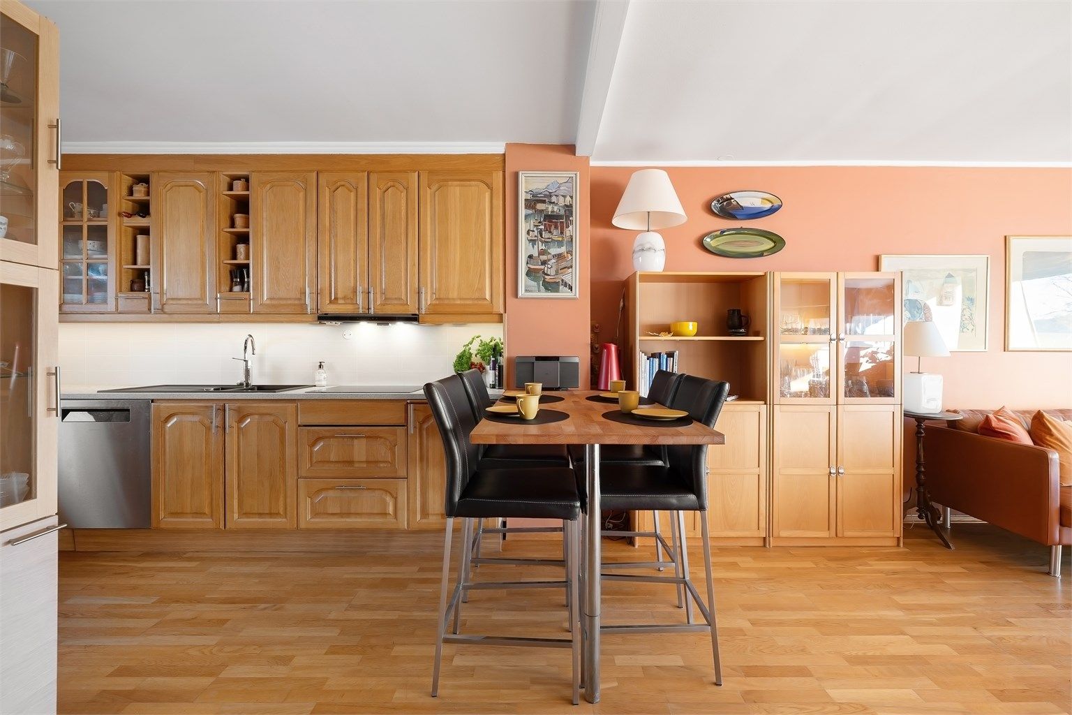 Hyggelig spiseplass / barløsning i forlengelse av kjøkkenet