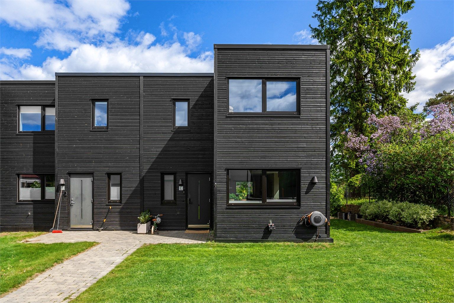 Et moderne enderekkehus fra 2018 med en stor, privat markterrasse på nesten 40 m². Foto: Kevin Fauske v/Fotostallen.