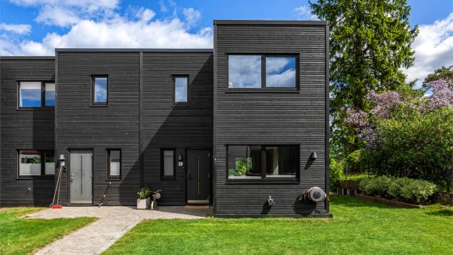 Et moderne enderekkehus fra 2018 med en stor, privat markterrasse på nesten 40 m². Foto: Kevin Fauske v/Fotostallen.
