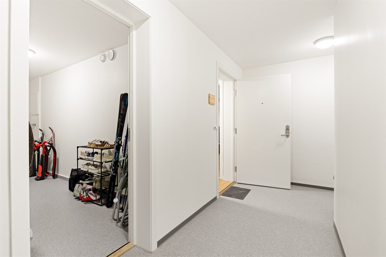 Vegg i vegg utenfor leiligheten finner du en stor, isolert og tørr bod som kan brukes til lagring av alt man vil ha lett tilgjengelig. 
