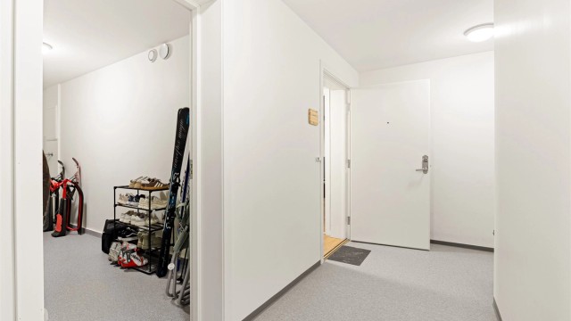 Vegg i vegg utenfor leiligheten finner du en stor, isolert og tørr bod som kan brukes til lagring av alt man vil ha lett tilgjengelig.