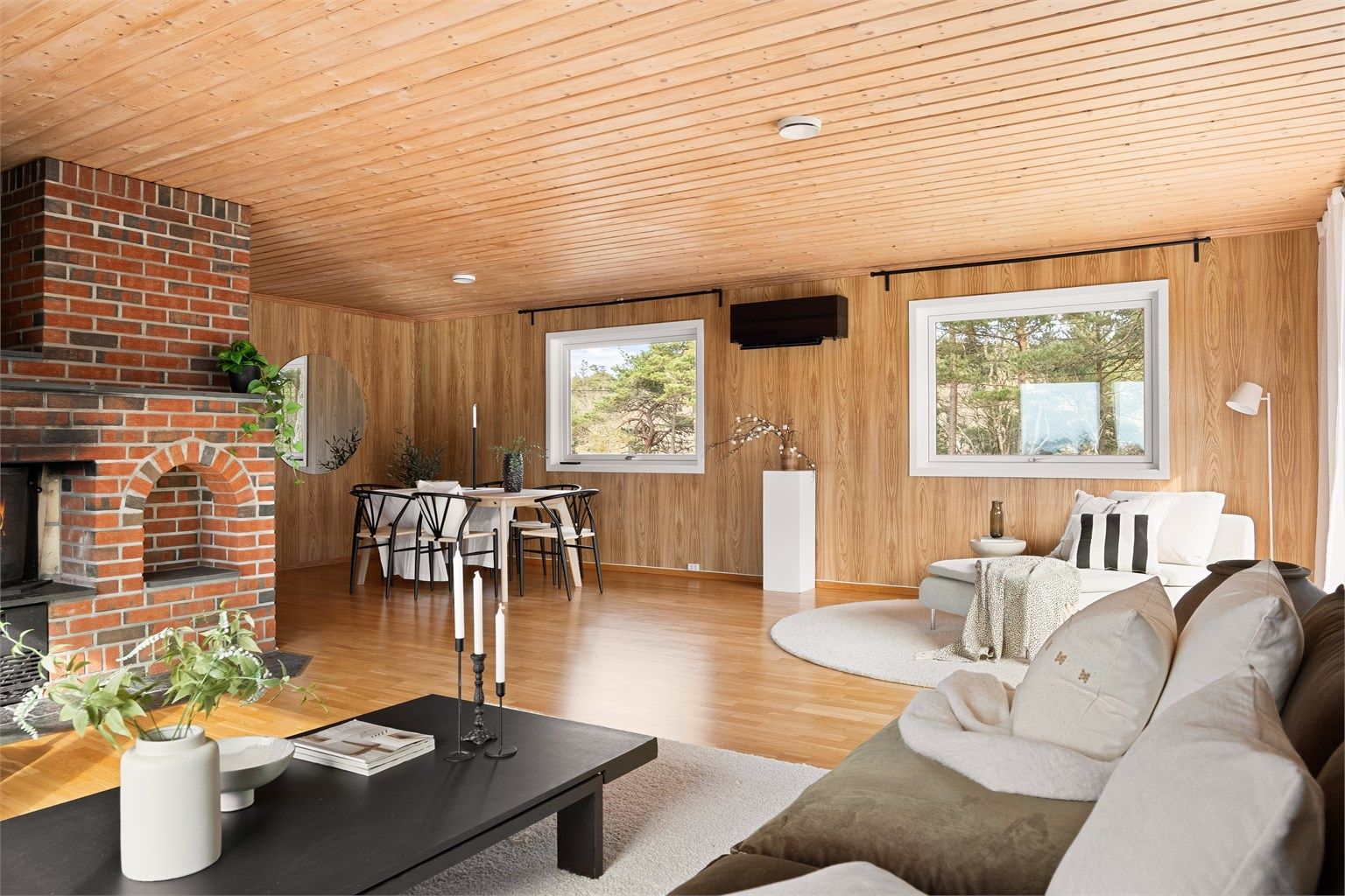 I stuen på hele 55 kvm. er det stor plass til familiens felles opphold i hverdagen og ulike anledninger gjennom året.