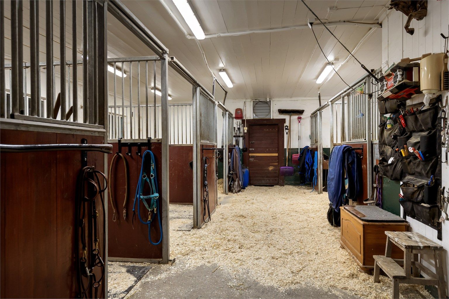 Nabo har en hyggelig stall hvor man kan leie plass.