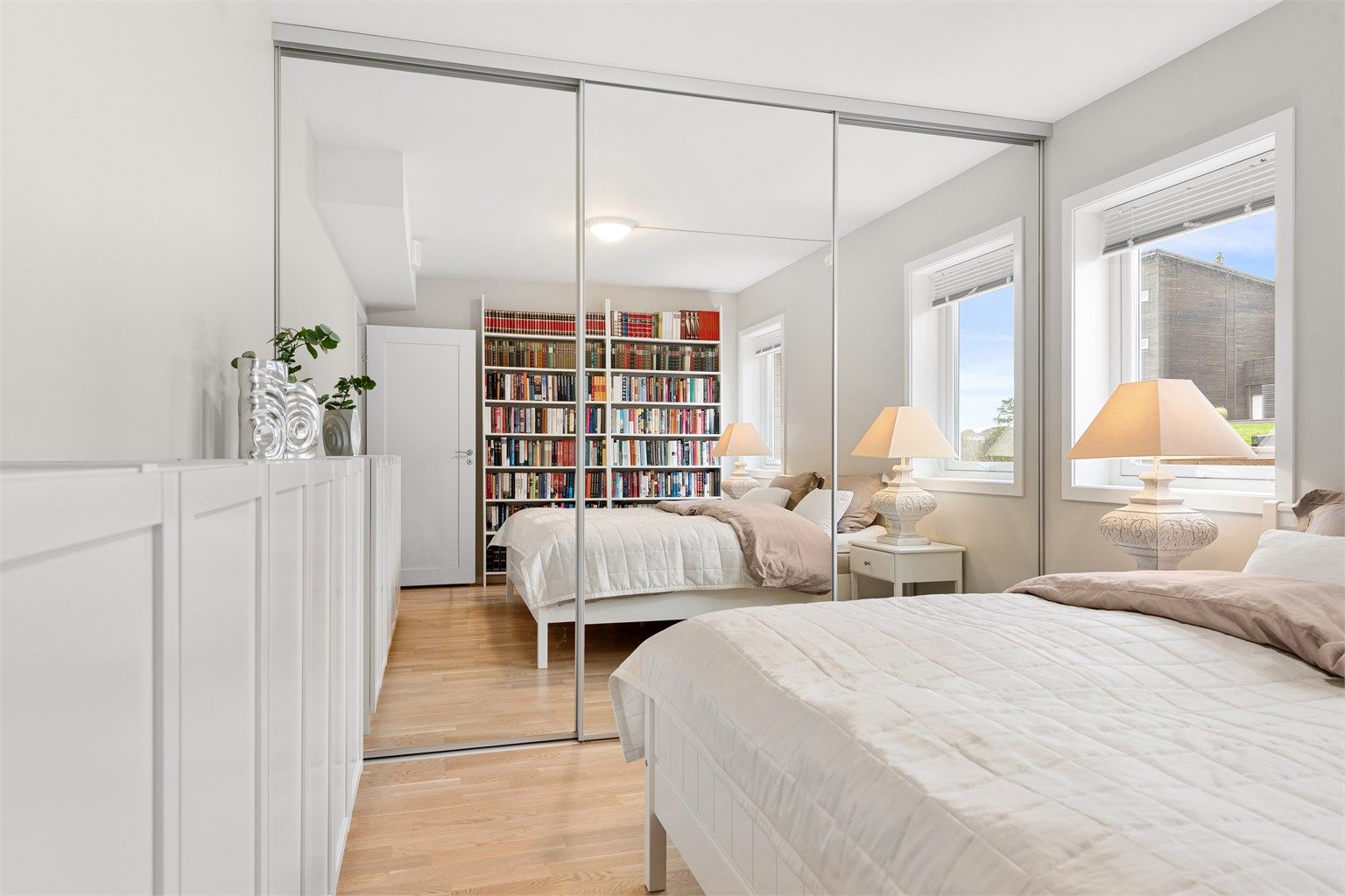 Romslig hovedsoverom med skyvedørsgarderobe