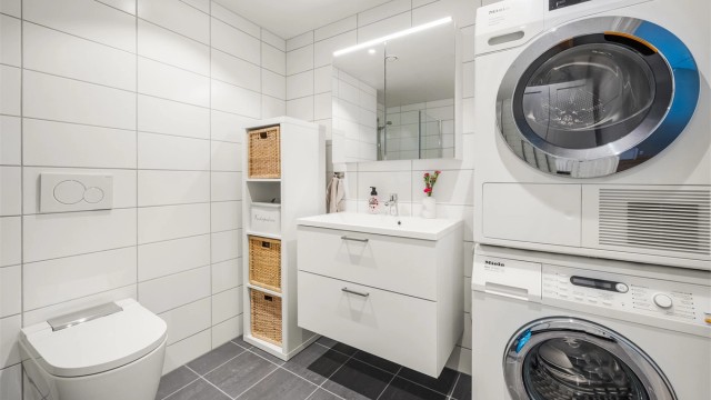 Flislagt bad 1 med downlights i tak og elektrisk gulvvarme.