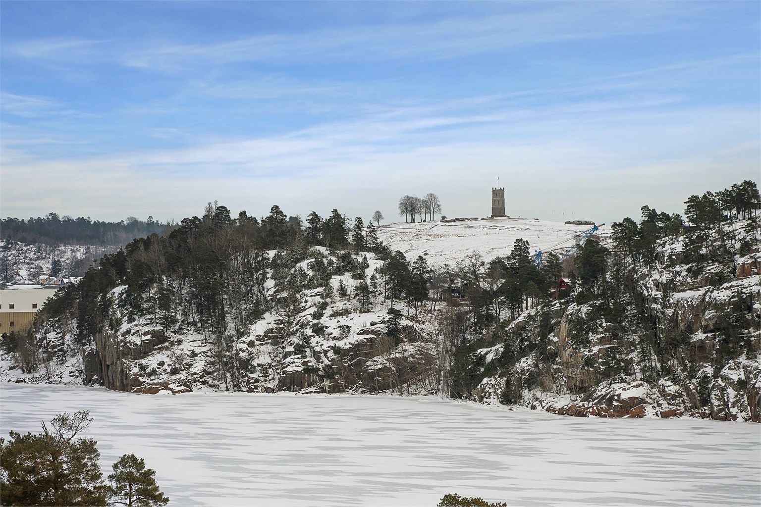 Eiendommen kan skilte med flott sjøutsikt og kort vei til sjøen – perfekt for deg som ønsker nærhet til både natur, badeplasser og fine turmuligheter i hverdagen.