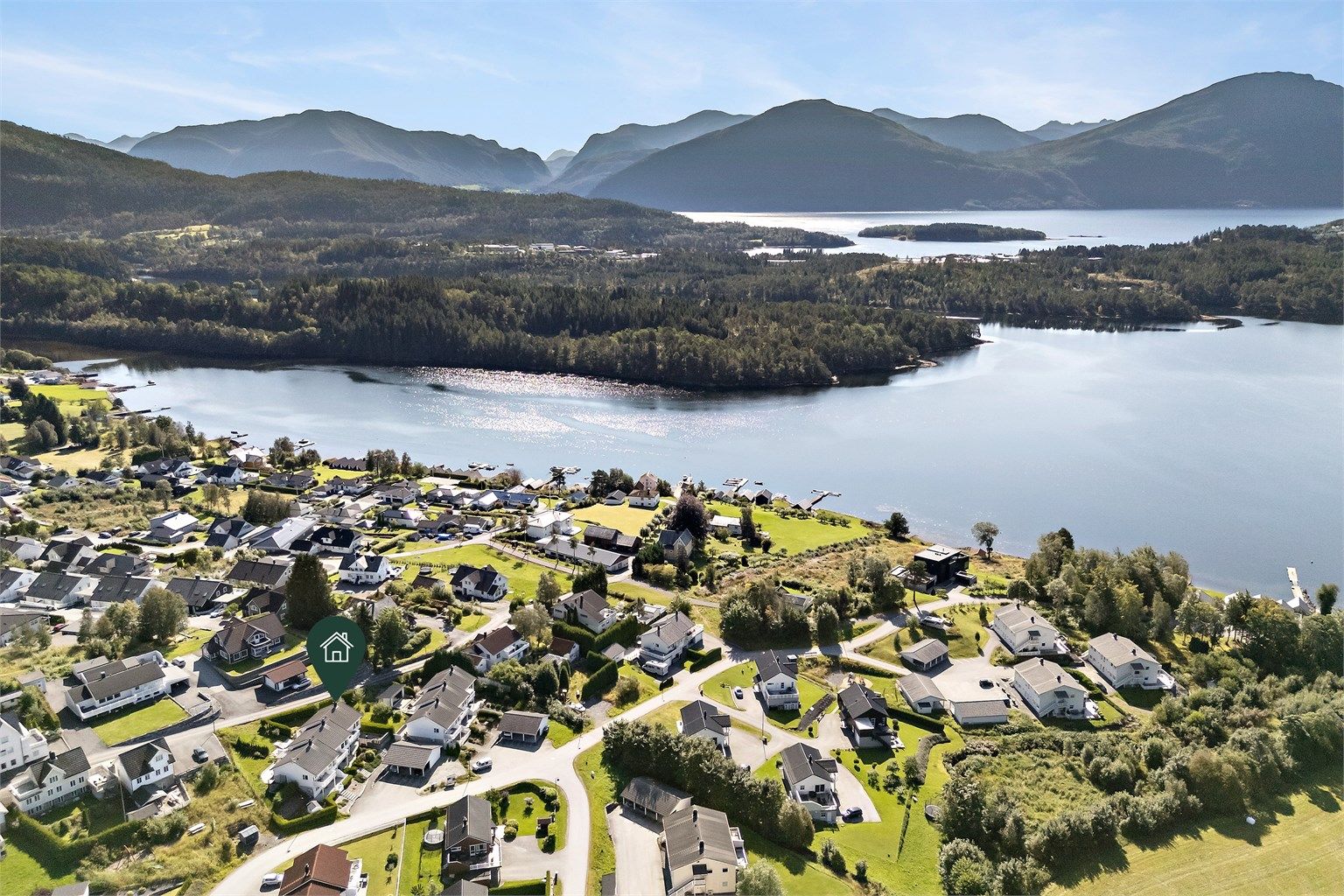 Nærområdet er i hovedsak etablert boligfelt med ulike boligtyper. Nærområdet har og fine bademuligheter