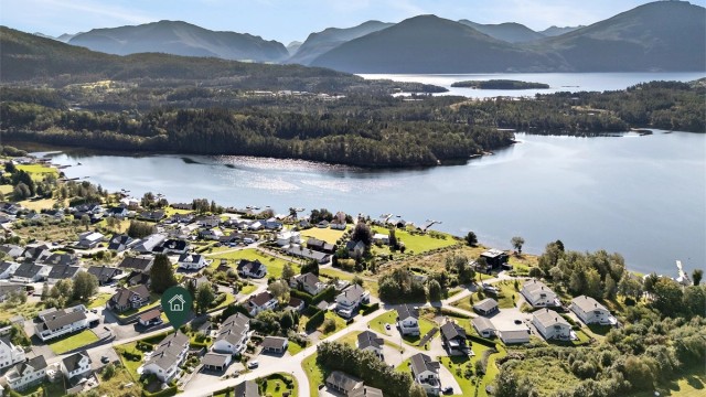 Nærområdet er i hovedsak etablert boligfelt med ulike boligtyper. Nærområdet har og fine bademuligheter