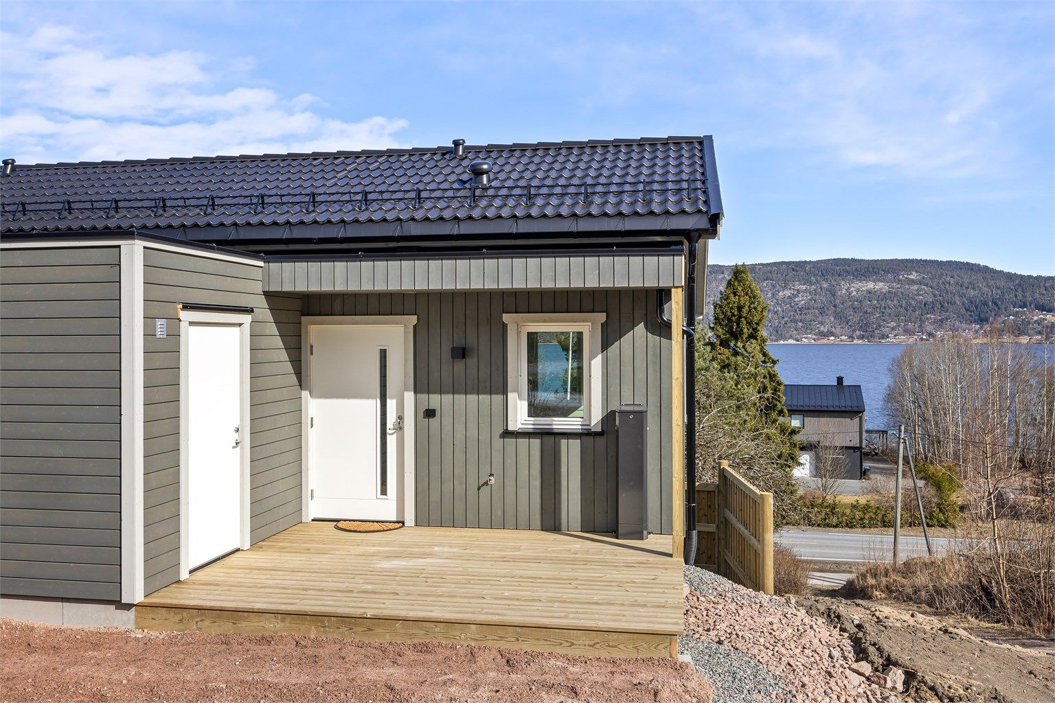 Hyggelig platting i tilknytning til inngangspartiet.