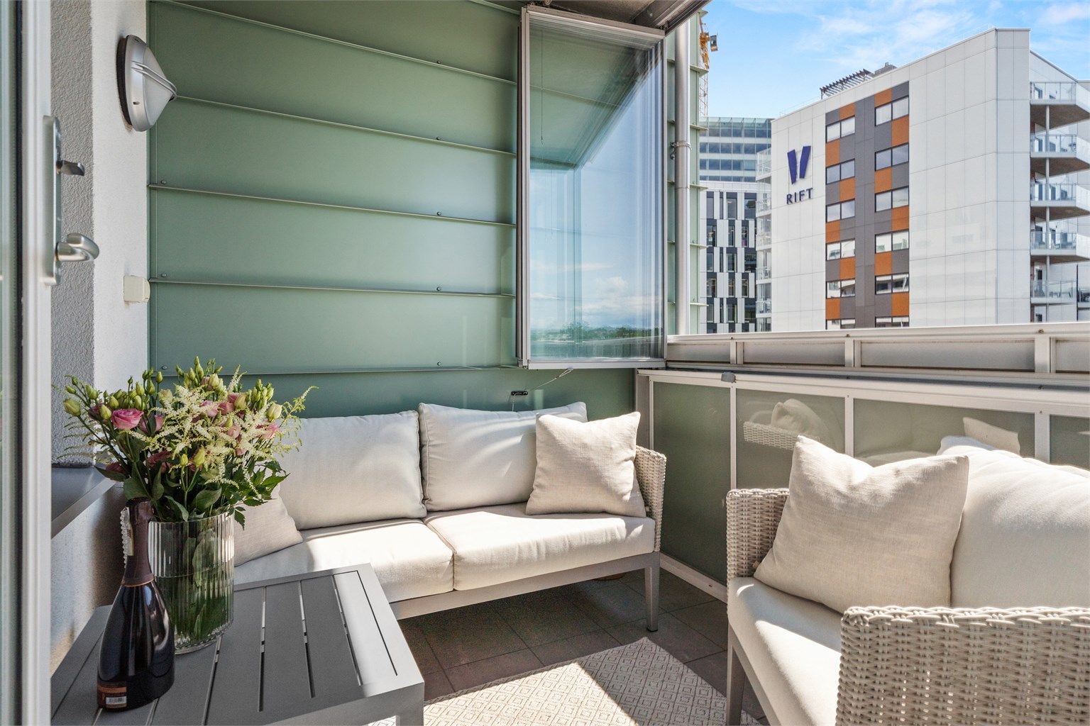 Velkommen til Sørkedalsveien 9D og denne koselige og plasseffektive 2-roms med solrik balkong. Presentert av Hamdi Kaptan og Krogsveen