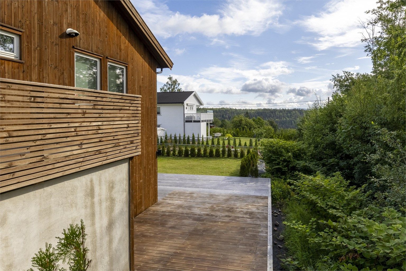 Eiendommen ligger rett ved Gjerpenkollen med marka som nærmeste nabo og med umiddelbar nærhet til turterreng