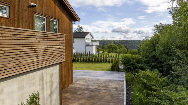 Eiendommen ligger rett ved Gjerpenkollen med marka som nærmeste nabo og med umiddelbar nærhet til turterreng
