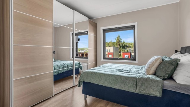 Hovedsoverom med god plass til dobbeltseng og stor garderobeløsning.