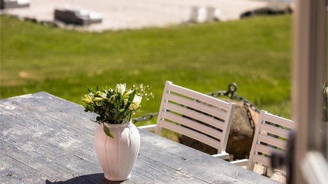 Nyt måltidene utendørs med utsikt mot den private stranden.