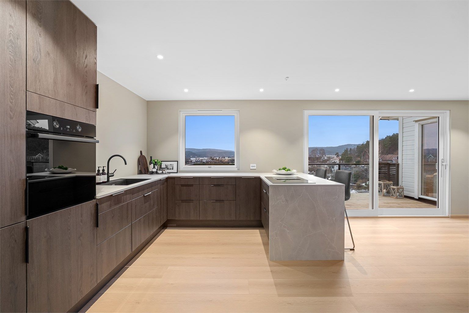 Kjøkkenet er innredet med HTH kjøkkeninnredning