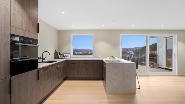 Kjøkkenet er innredet med HTH kjøkkeninnredning