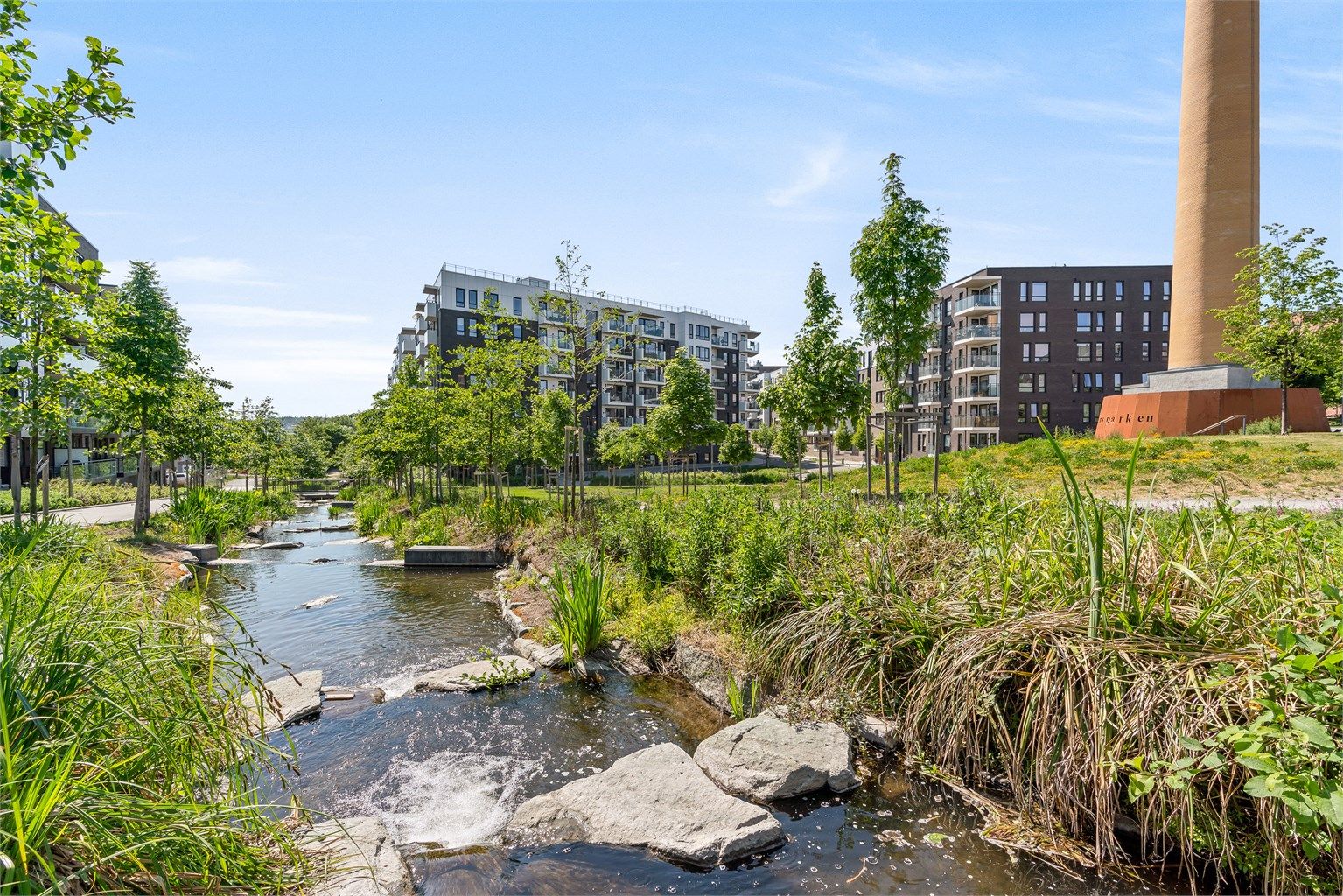 Umiddelbar nærhet til Tiedemannsparken med tilbaketrukket beliggenhet med flotte parkanlegg, lekeplasser, fotballbane, basketballbane og skøytebane.