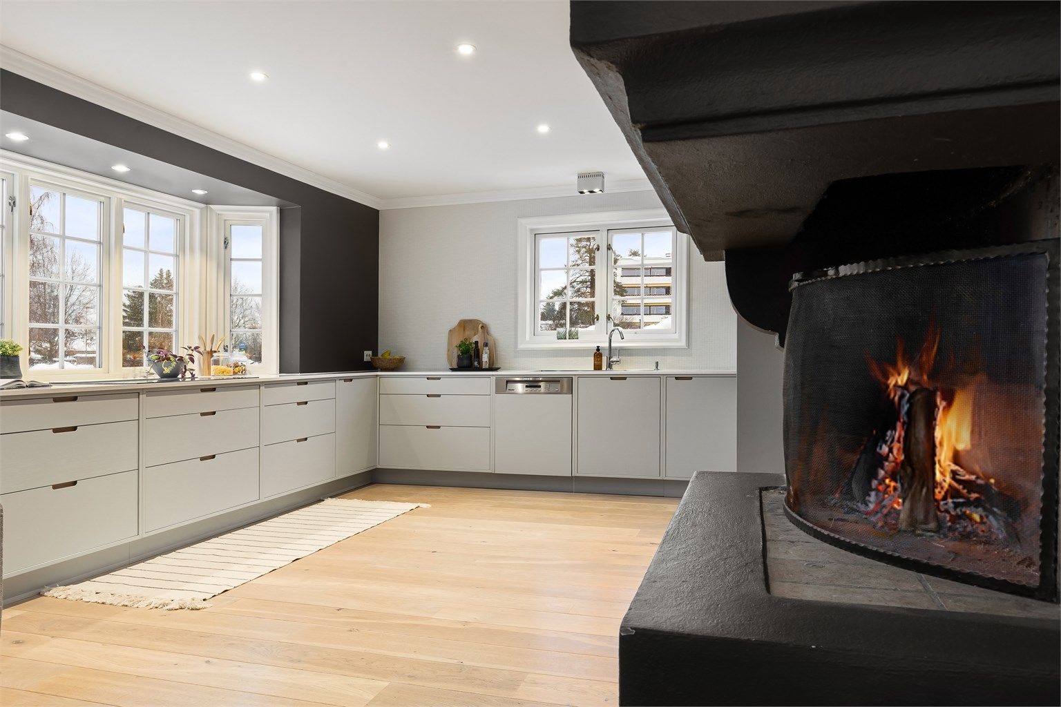 Østeråsen 5 er en stor enebolig over 3 plan og kan blant annet by på et stilrent kjøkken fra 2018 med koselig, åpen peis og plass for spisebord