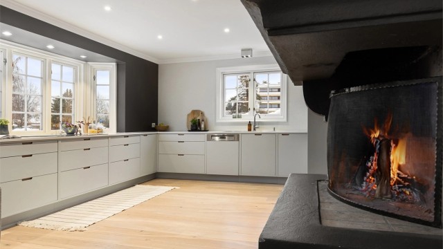 Østeråsen 5 er en stor enebolig over 3 plan og kan blant annet by på et stilrent kjøkken fra 2018 med koselig, åpen peis og plass for spisebord