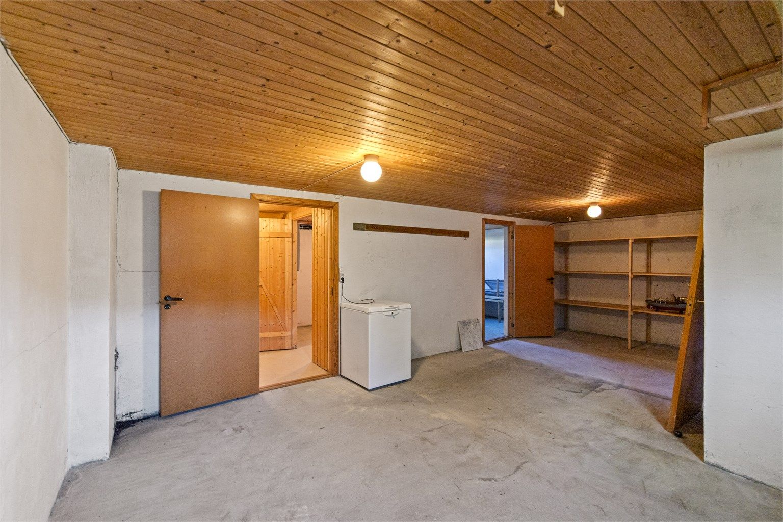 De tre bodene i kjelleren gir et samlet areal på over 20 m² for lagring.