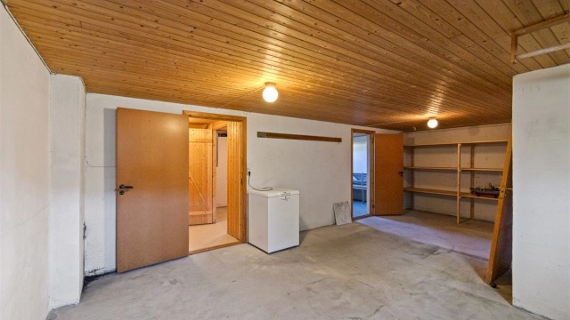 De tre bodene i kjelleren gir et samlet areal på over 20 m² for lagring.